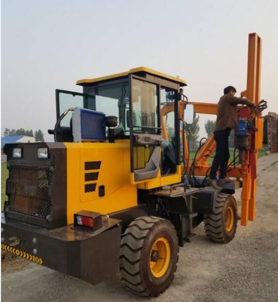 2018年11月9號宏潤鏟車式護欄打樁機發往陜西渭南